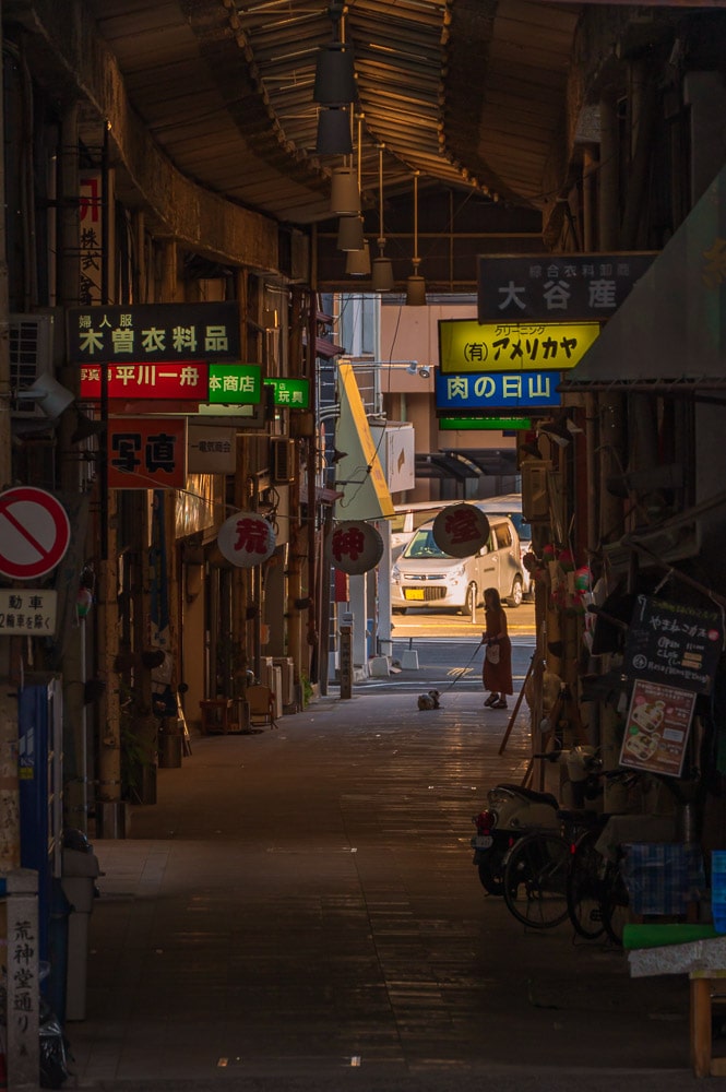夕暮れ時の尾道商店街