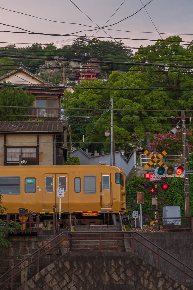 黄色い電車と尾道の坂